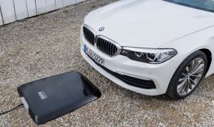 BMW er klar med trådløs opladning til elbilen 6 BMW 530e Wireless Charging 0003 1020x610