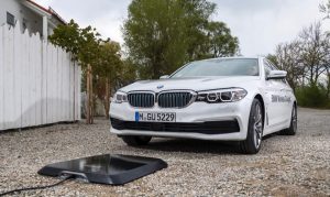 BMW er klar med trådløs opladning til elbilen 5 BMW 530e Wireless Charging 0004 1020x610