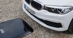 BMW er klar med trådløs opladning til elbilen 2 BMW 530e Wireless Charging carousel 1020x530 1