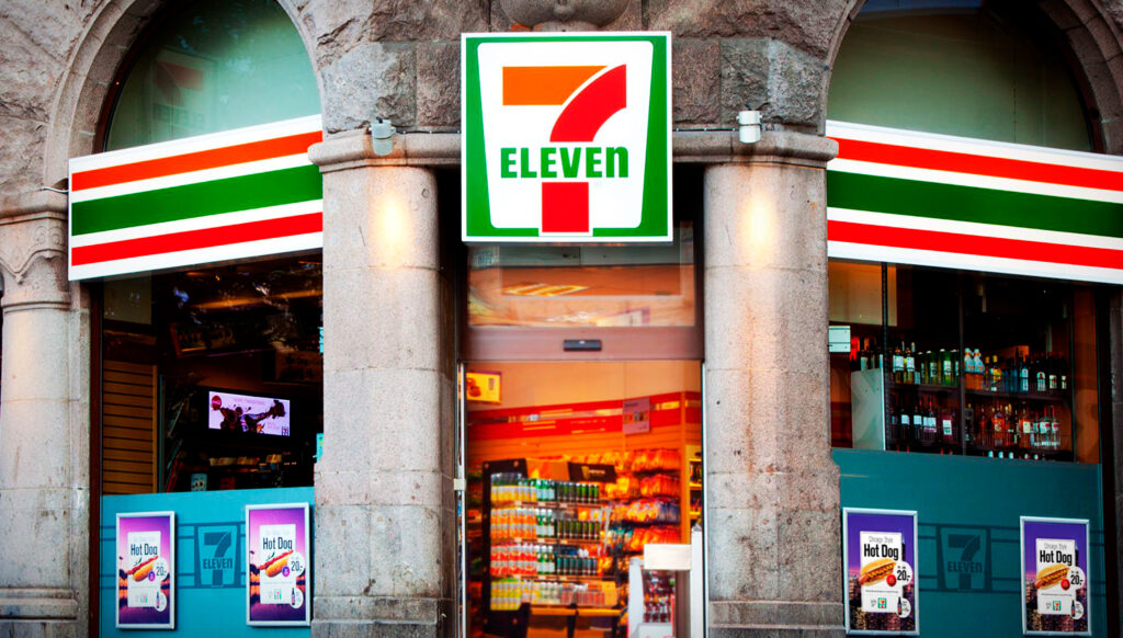 D 7 shop. 7-11 Севен Элевен. Магазин 7 Элевен Япония. Севен Элевен в Китае. Магазин 7 Eleven в Тайланде.