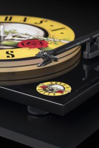Tag til Paradise City med den nye Guns N’ Roses pladespiller fra Pro-ject 2 pj guns and roses essential iii detail hires 1 large full