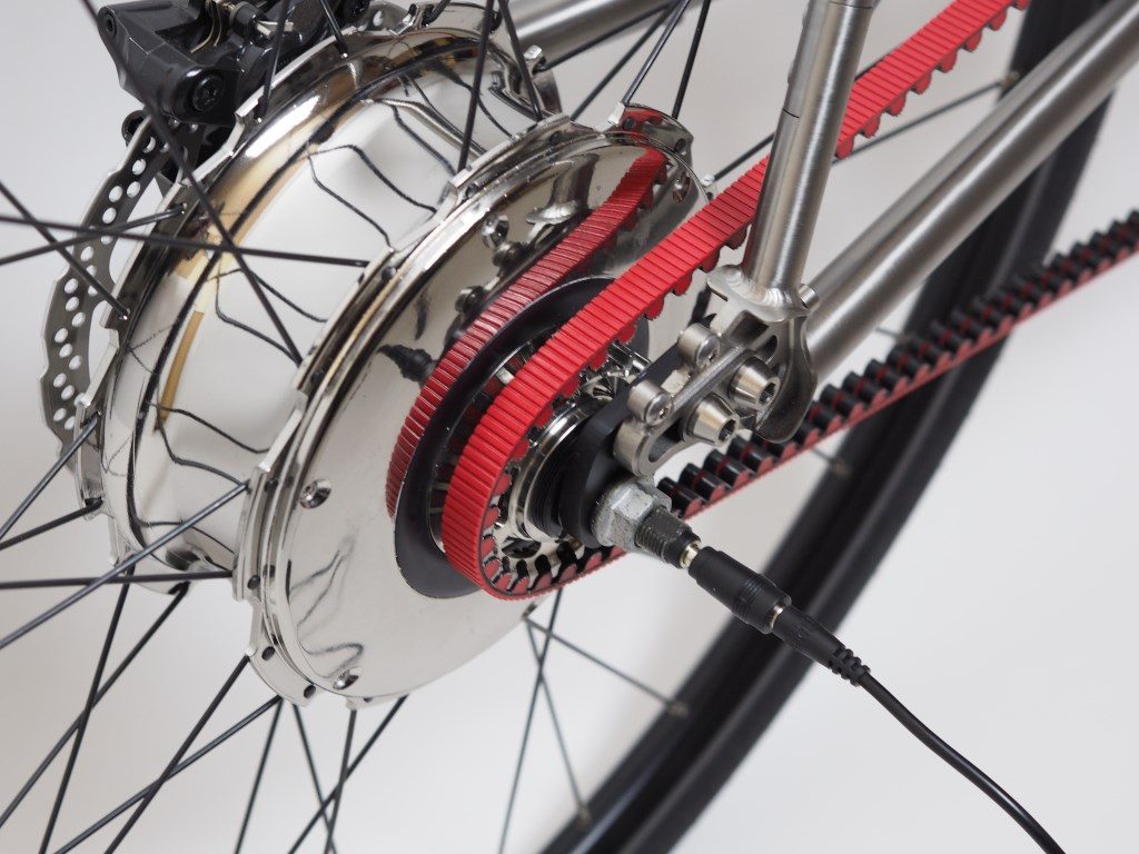 Denne letvægtslækkerbisken ér faktisk en elcykel 2 Nua electrica titanium ebike electric commuter zehus motor plugged detail w1024
