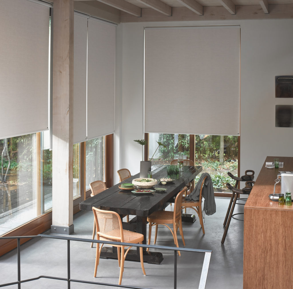 Anmeldelse: Luxaflex smarte gardiner 13 Rullegardin spisestue miljø