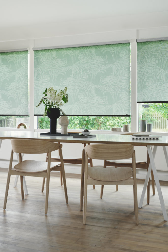 Anmeldelse: Luxaflex smarte gardiner 14 Rullegardiner spisestue