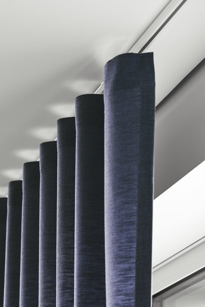 Anmeldelse: Luxaflex smarte gardiner 16 Stofgardiner Powerview skiinne