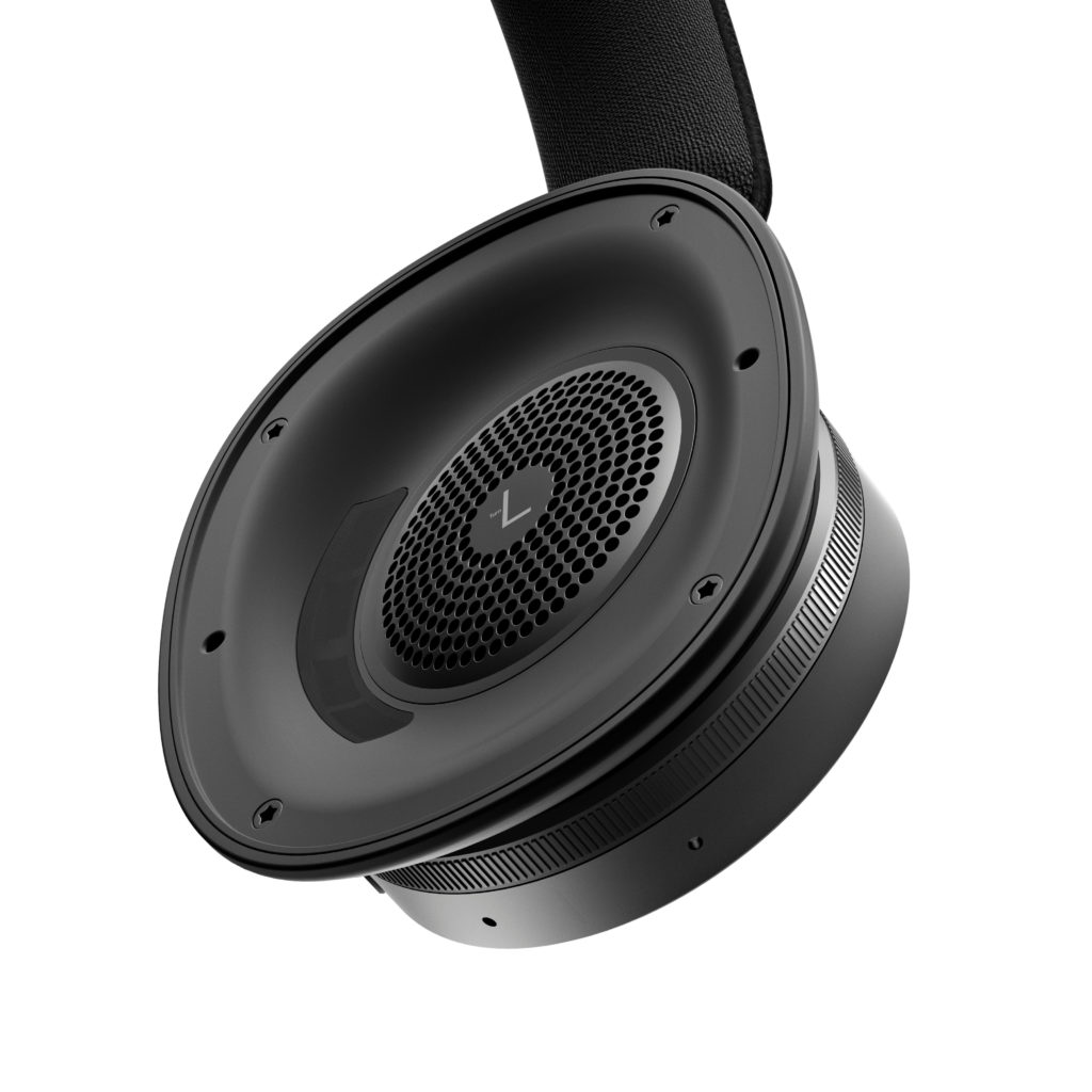 95 års historie samlet i Beoplay H95 2 PS Beoplay H95 Black Ear Cushion Detail 1.tif