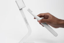 Tandbørste 2.0 renses med UV-lys og doserer selv tandpasta 2 Nest Brush