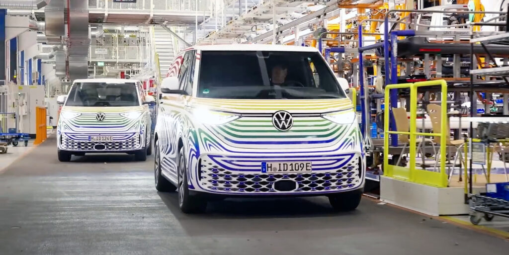 Her kører Volkswagen ID.Buzz ud fra fabrikken 2 ID.Buzz