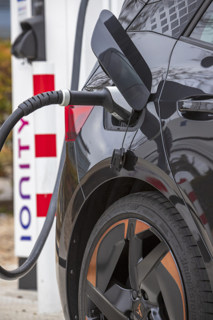 Cupra Born får Plug & Charge - endnu nemmere opladning 2 CUPRA Born makes charging easier and more convenient 03 HQ