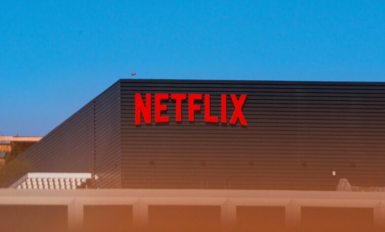 Netflix mister kunder - Overvejer billigere abonnement med reklamer