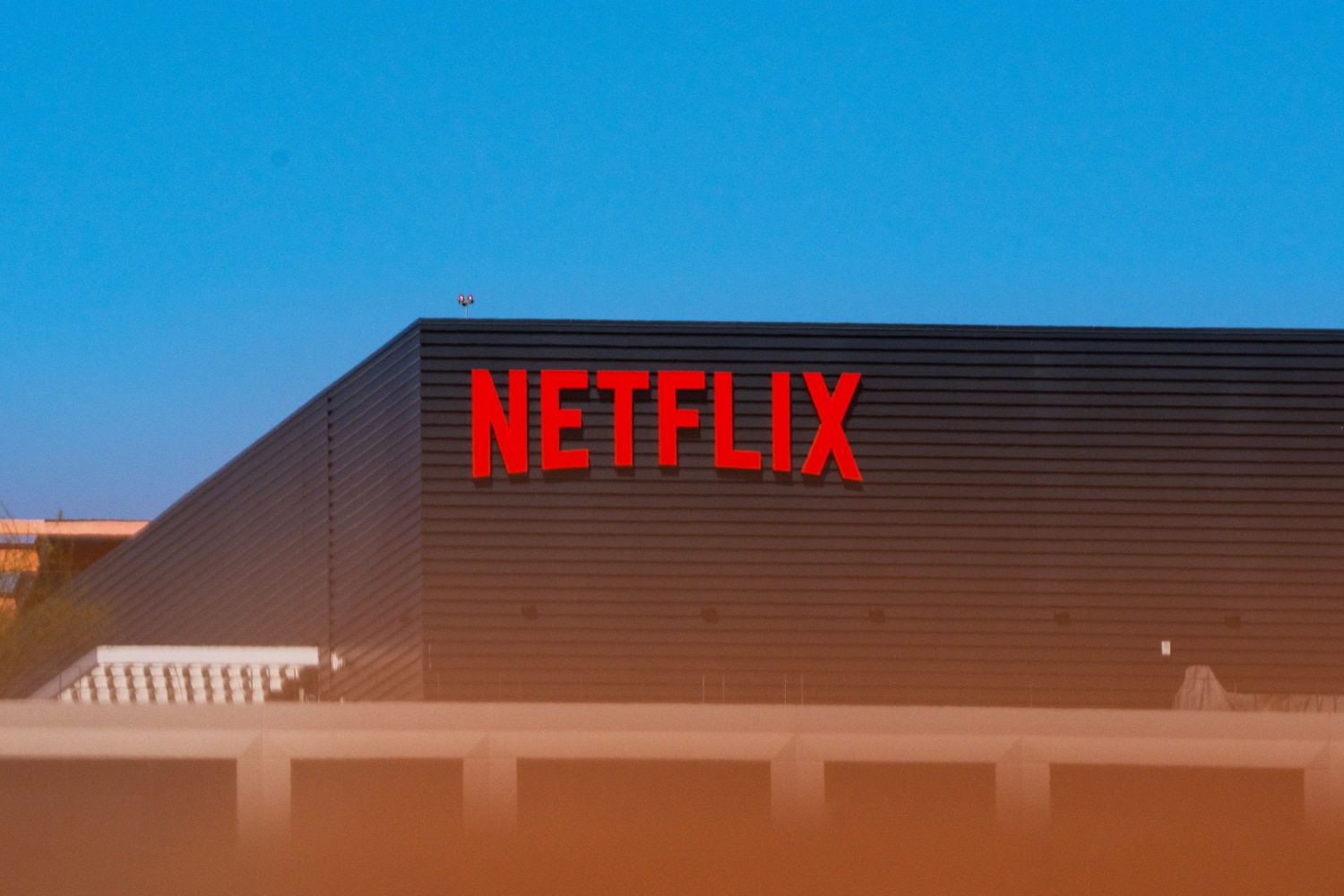 Netflix mister kunder - Overvejer billigere abonnement med reklamer