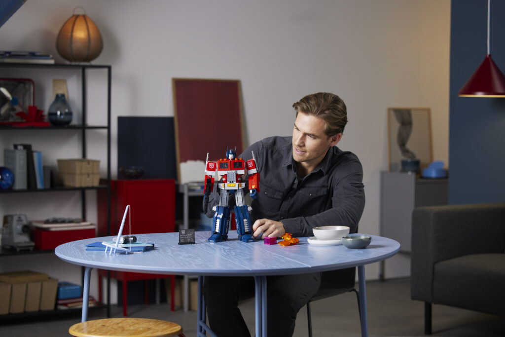 Optimus Prime til tjeneste i LEGO 2 10302 Lifestyle 02