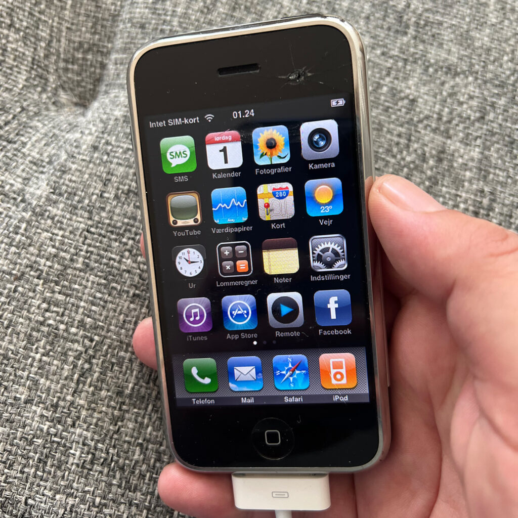 Tillykke: iPhone fylder 15 år i dag 2 iPhone (2007)