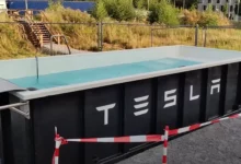 Tag en dukkert mens du lader 4 Tesla Swimming pool Supercharger one.jpg
