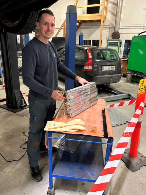 Knækker koden til reparationer af Tesla-batterier 2 Tesla-batterier