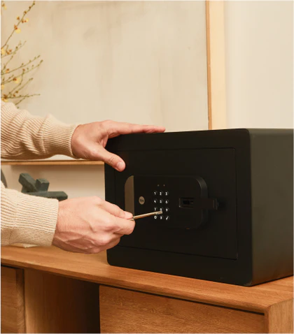 Yale Smart Safe er et stemmestyret pengeskab 5 YALE 211102 Smart Safe Int Room 0905 2 420x480.jpg 1