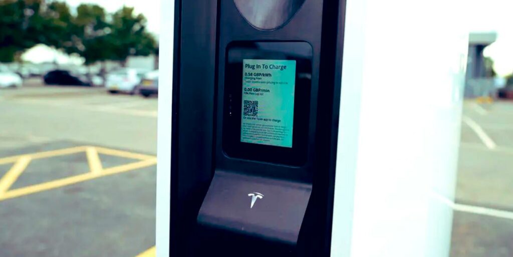 Tesla åbner Supercharger V4 ladestation med kortlæser 2 Supercharger V4