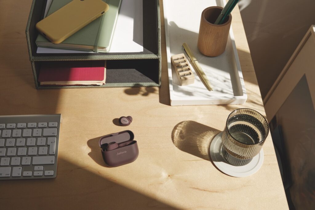 Jabra lancerer nye versioner af Jabra Elite og Jabra Elite 8 Active 4 Jabra Elite 10 Cocoa Contextual Use Case Large CMYK 2 – stor