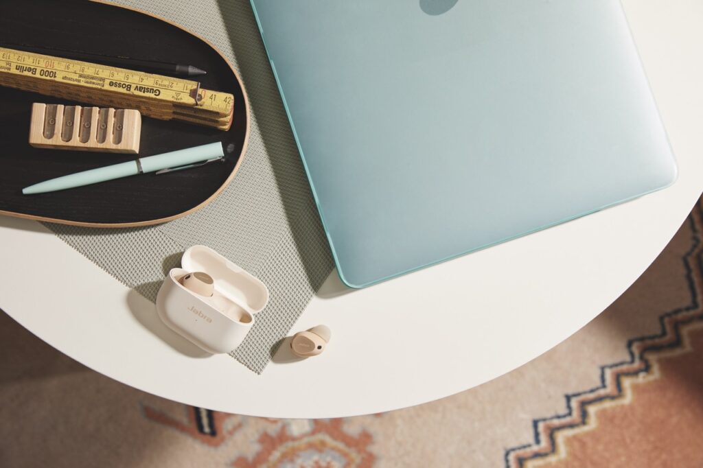 Jabra lancerer nye versioner af Jabra Elite og Jabra Elite 8 Active 5 Jabra Elite 10 Cream Contextual Use Case Large CMYK – stor