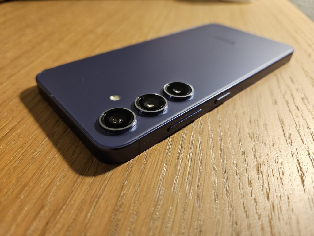 Anmeldelse: Samsung Galaxy S24 7 S24 Cobalt Violet 3