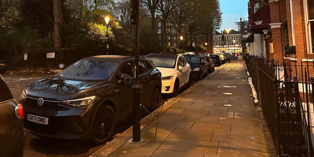 Her oplades elbilen direkte fra kantstenen 2 kantstenen