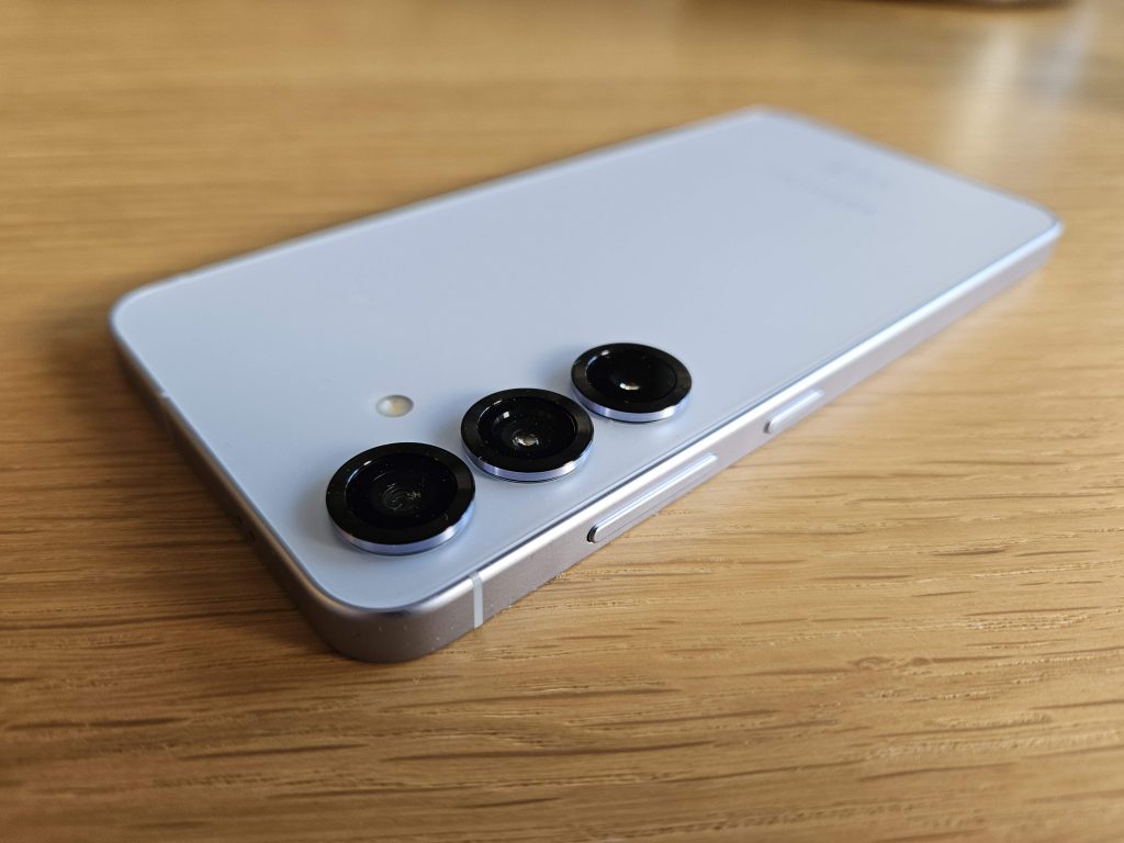 Anmeldelse: Samsung Galaxy S25 7 Samsung Galaxy S25 bagside kameraer