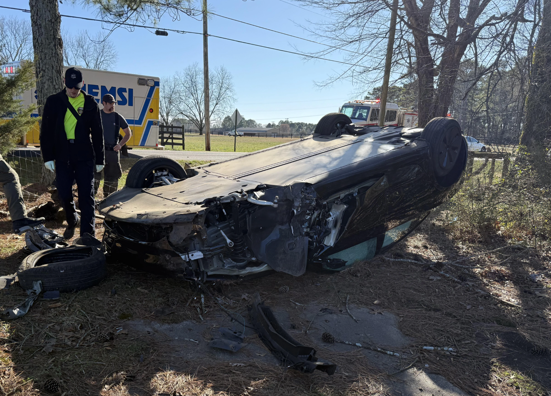 Se videoen: "Selvkørende" Tesla kører direkte af vejen og vælter om på hovedet 2 Tesla ender på taget