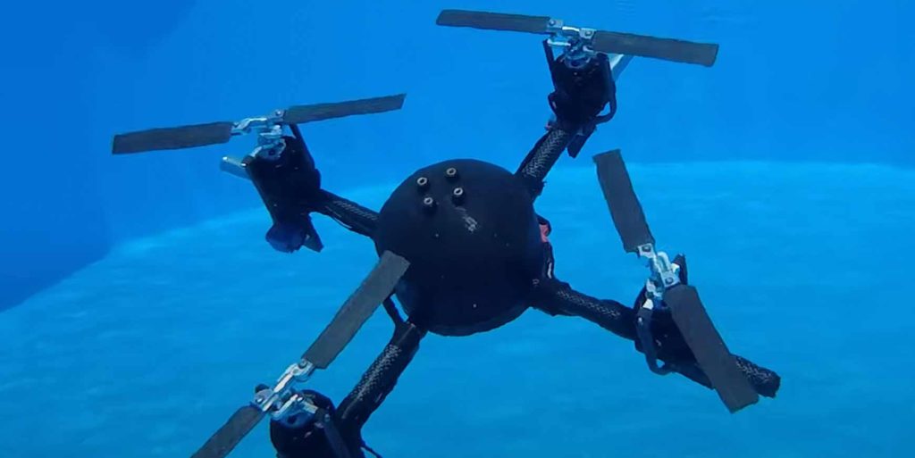 Flyver Danske studerende bygger drone der flyver i luften og dykker under vand