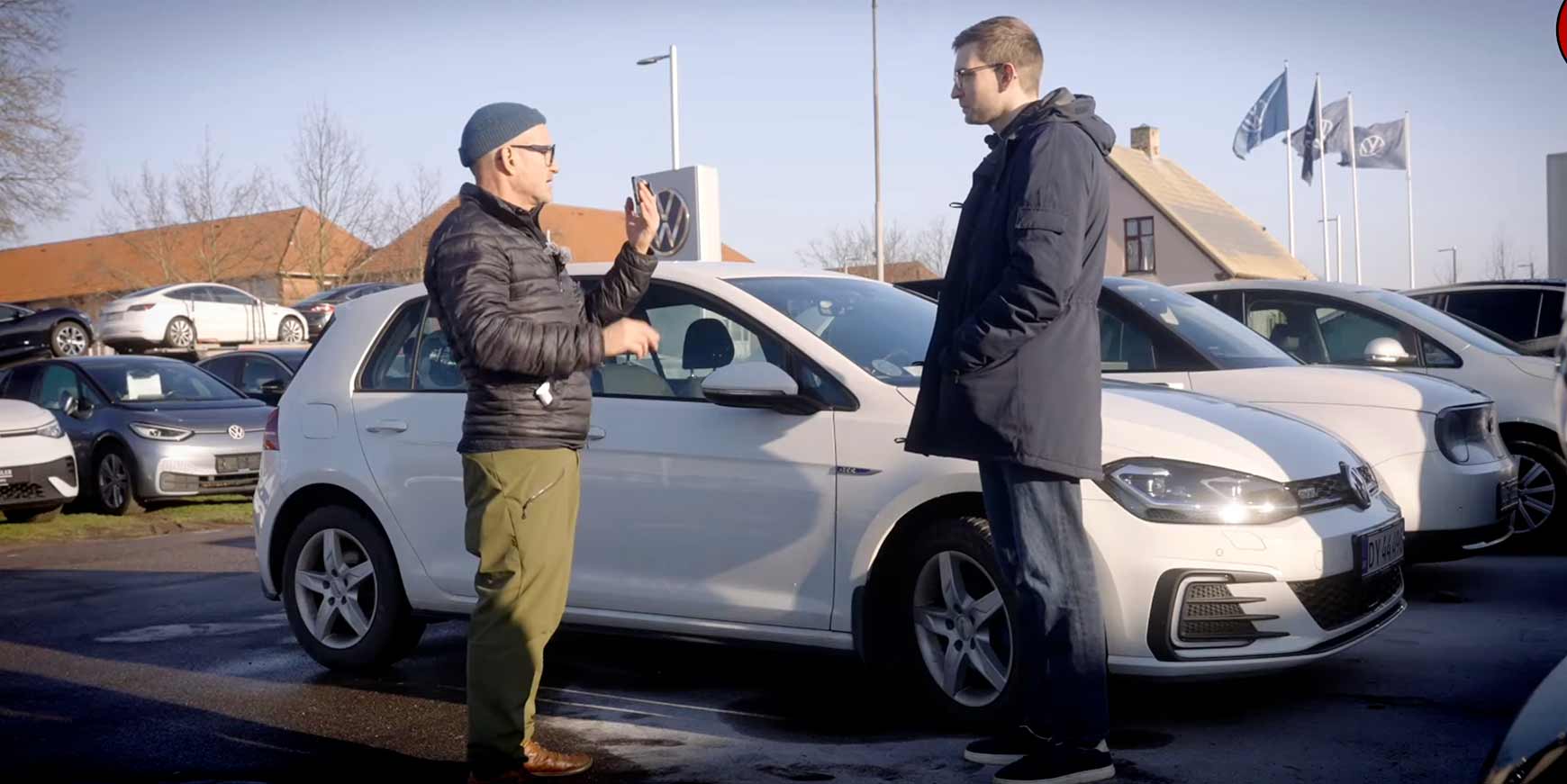 VW-forhandler overfaldt dansk journalist for rullende kamera 12 forhandler