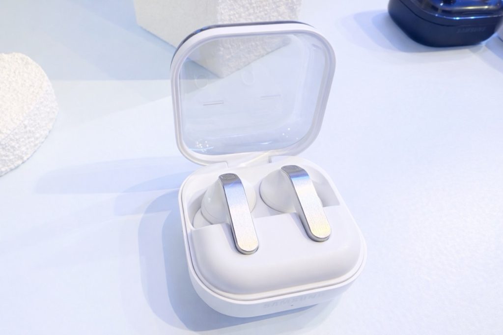 Samsung klar med Galaxy Buds4-serien: Nyt design og AI-integration 2 Galaxy Buds4 – stor