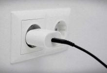 Derfor bør du ikke lade opladeren sidde i stikket 2 oplader