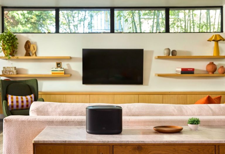 696856-JBL Cove X1 lifestyle (3)-2fb324-large-1787833505.jpg
