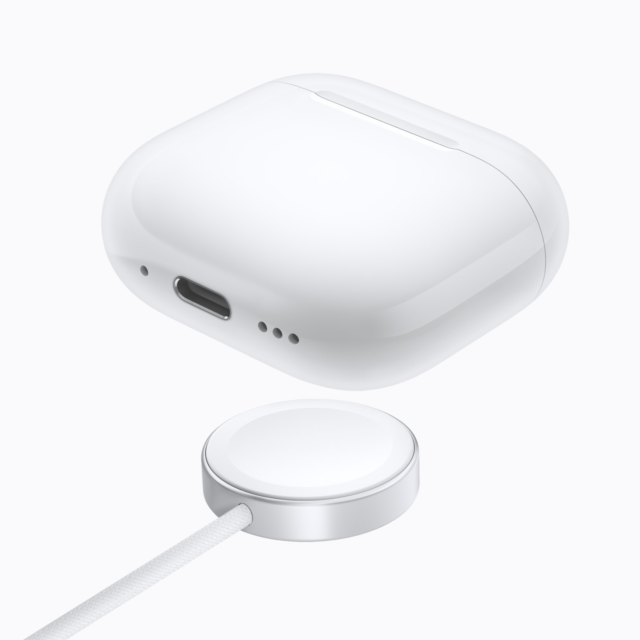 AirPods 5-opladningsetui over en Apple Watch-oplader