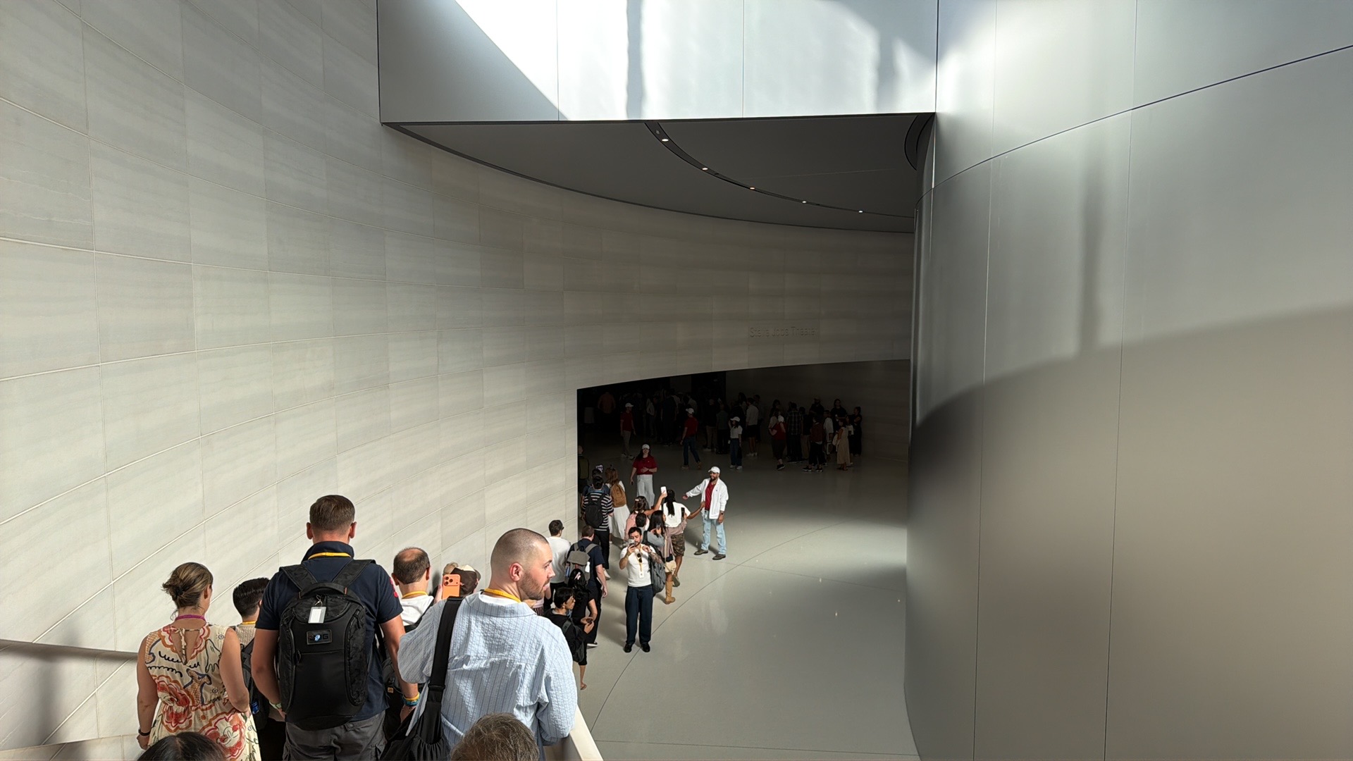 På vej ned mod indgangen til Steve Jobs Theater.