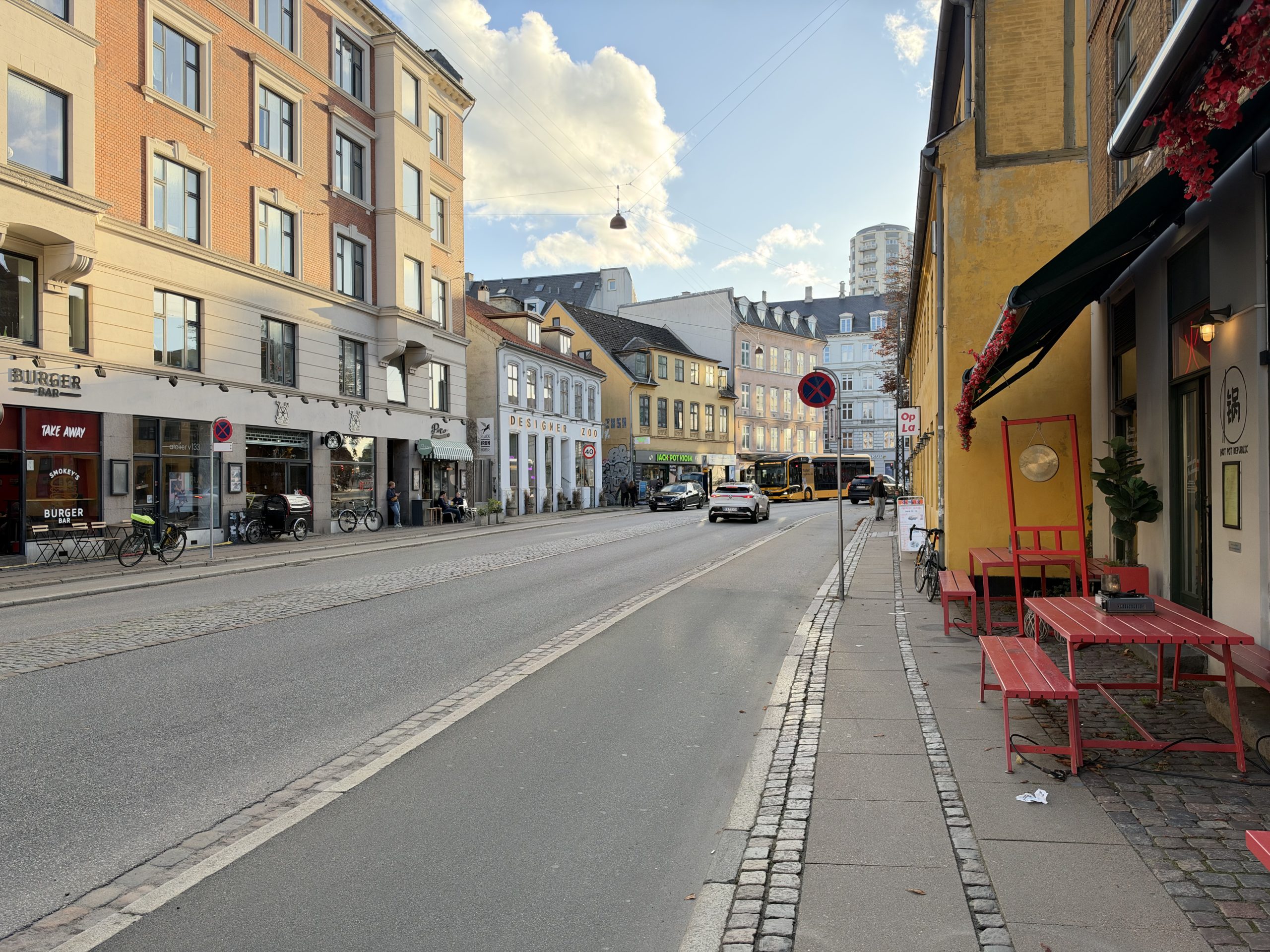Bymotiv i dagslys fotograferet med iPhone 18 Pro Max
