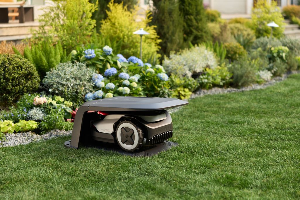 Roborock RockNeo Q2 LiDAR robotplæneklipper i en have