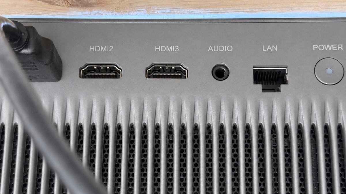 HDMI-, lyd- og netværkstilslutninger på XGIMI TITAN Noir