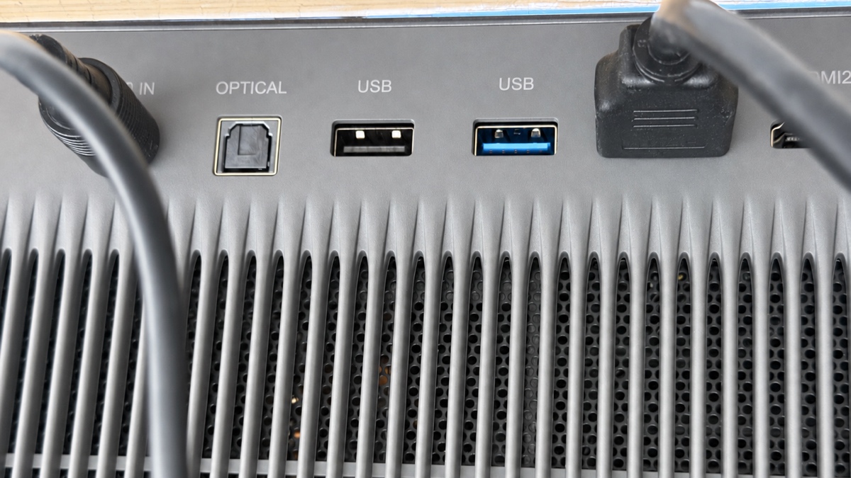 USB-porte og optisk lydudgang på XGIMI TITAN Noir