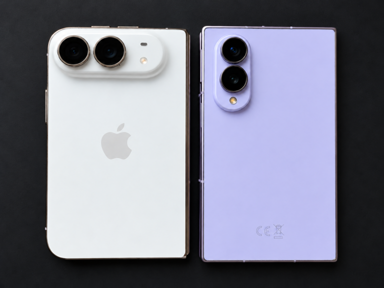 iPhone Duo til venstre og Samsung Galaxy Z Fold8 til højre, med bagsiderne opad.