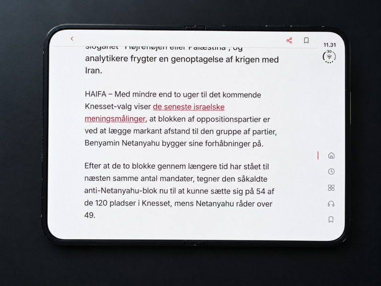 Artikellæsning på iPhone Duos udfoldede inderskærm.