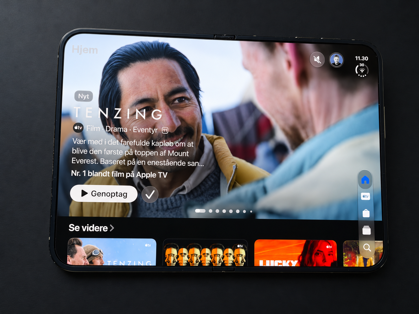 iPhone Duo foldet ud med Apple TV på inderskærmen.