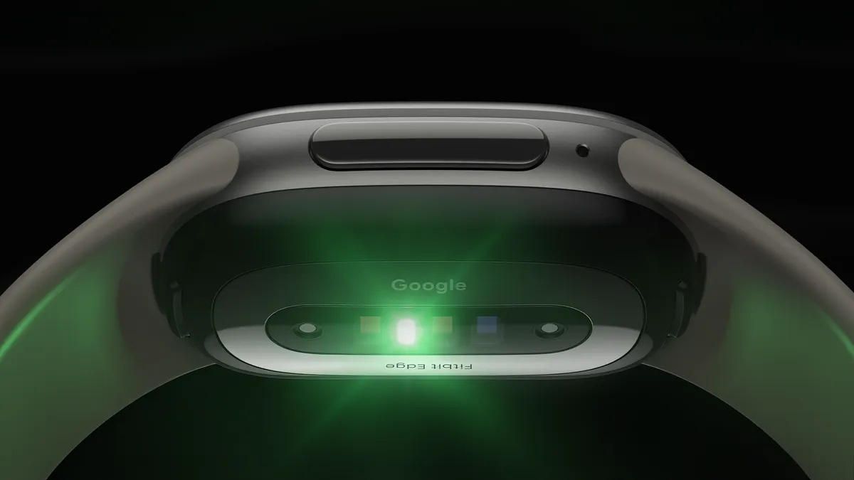 Bagsiden af Fitbit Edge med sensorer til puls- og sundhedsregistrering.